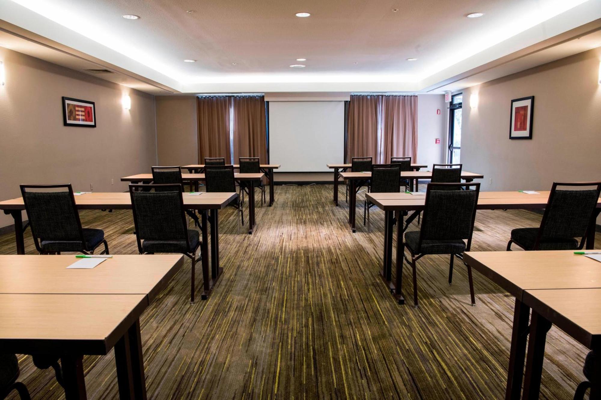 Courtyard Airport 3*