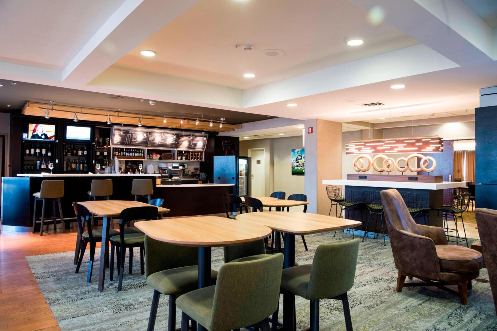 Courtyard Airport Hotel