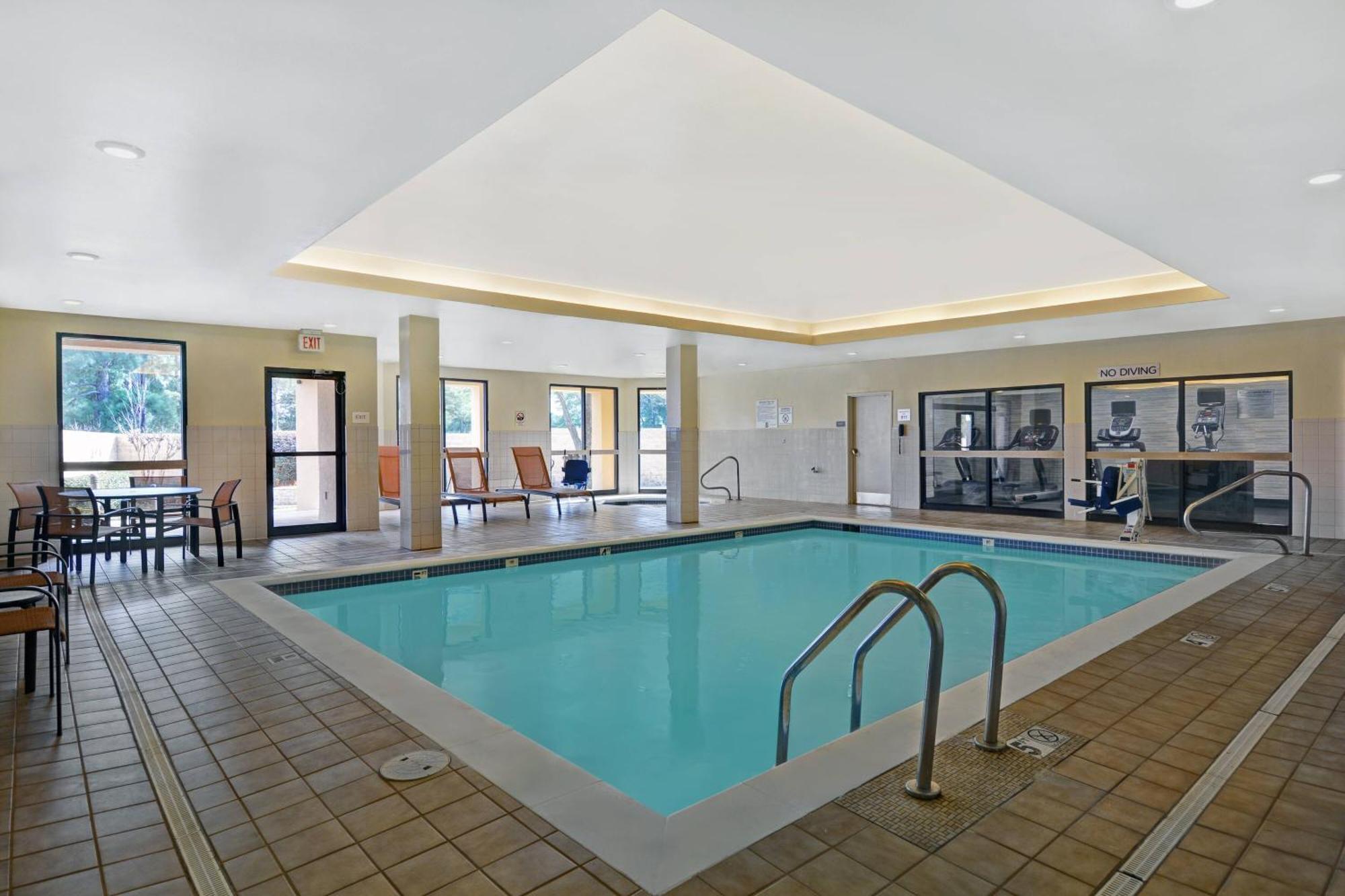 Courtyard Airport Hotel 3*