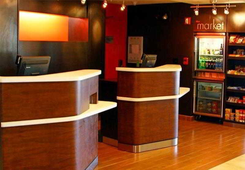 Courtyard Airport Hotel 3*