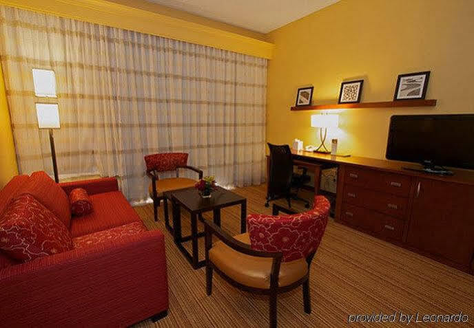 Courtyard Airport Hotel 3*